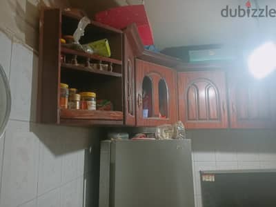 مطبخ خشب حاله جيده ومعاه الرخامه ولا يوجد به اى كسور