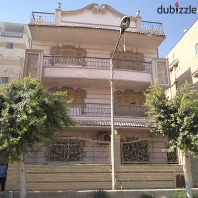فيلا للايجار خاصه من بابها تصلح للسكن او اداري