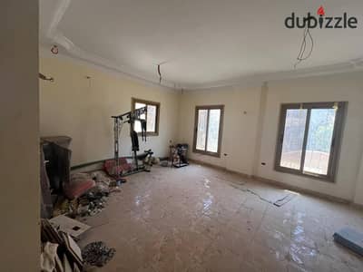 Villa for sale in the Golf District, featuring a permit for a basement, ground floor, and three upper floors (260 sqm). It is located near the Suez Ro
