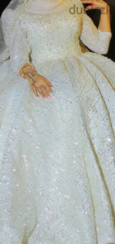 فستان  زفاف  ابيض  منفوش.