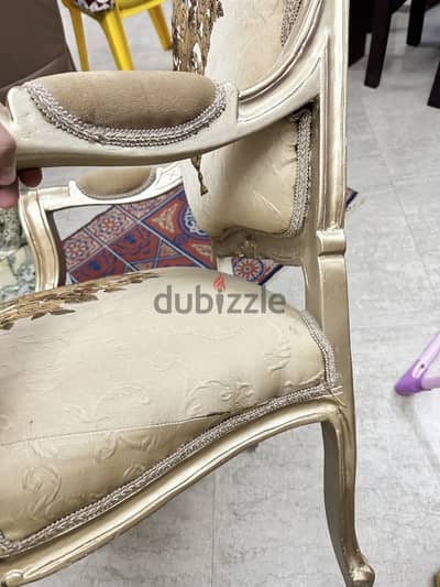 صالون للبيع مستعمل بحالة جيدة 4 كراسي وكنبه
