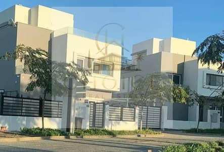 4-bedroom townhouse with a middle view and landscaped area, resale at a bargain price with down payment and installments, for sale in Hyde Park Compou