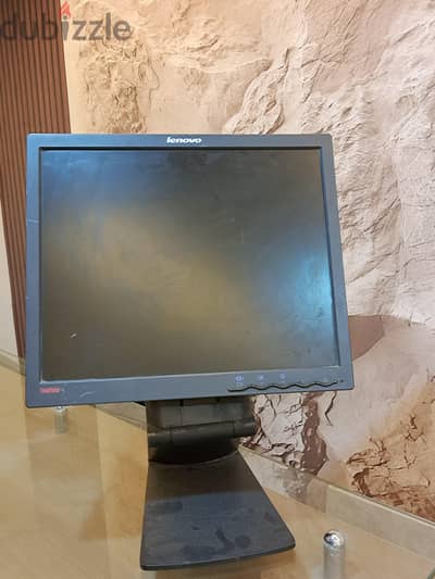 شاشة Lenovo ThinkVision 17 بوصة مستعملة بحالة جيدة