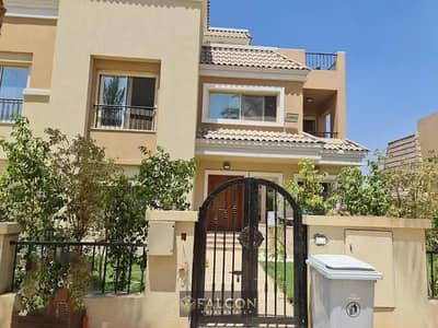 تاون هاوس  بحديقة خاصة بحري بفيو مميز علي مساحات خضراء  دايركت علي طريق السويس في كمبوند سراي امام مدينتي