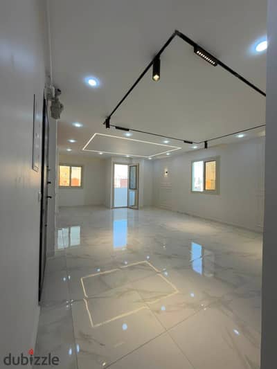 Apartment for Sale in a Prime Location in Mokattam, Middle Plateau  One of the best locations in the area, between 33rd Street and 44th Street near the Modern University  Area: 165 sqm, old layout  3 bedrooms  2 bathrooms  3-piece reception  Ultra Super L