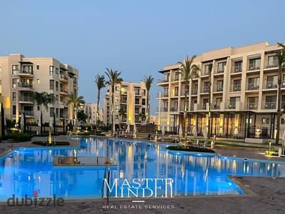 شاليه باطلالة على حمام السباحة للبيع بالمطبخ والتكييفات في مارينا مراسي الساحل الشمالي من اعمار مصر