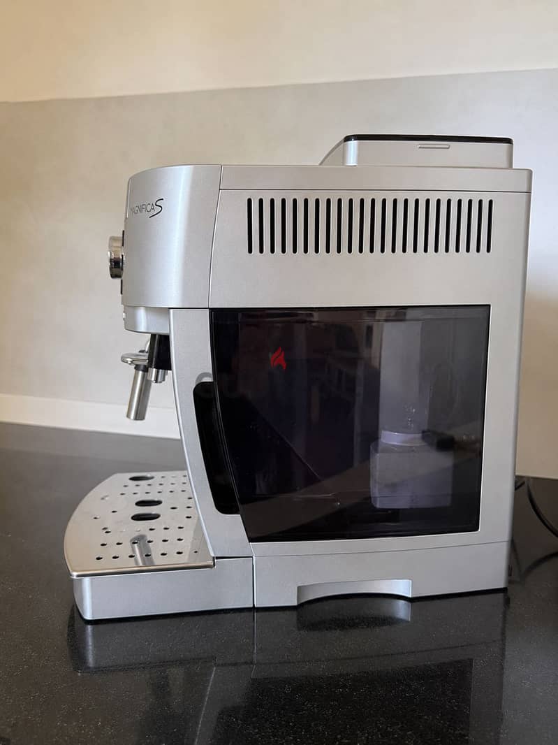 Coffee Machine - DēLonghi Magnifica S (Almost New) 3