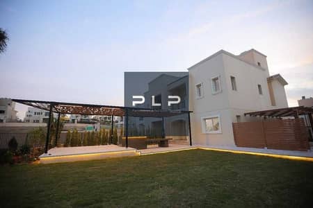 فيلا مستقلة للبيع في أب تاون كايرو متشطبه بالكامل شامل التكييفات والمطبخ والدريسنج.   في مرحله Celesta