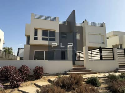 أقل من سعر السوق فيلا ريسيل للبيع أستلام فوري بفيو مميز في كمبوند هايد بارك بالقرب من الجامعة الامريكية
