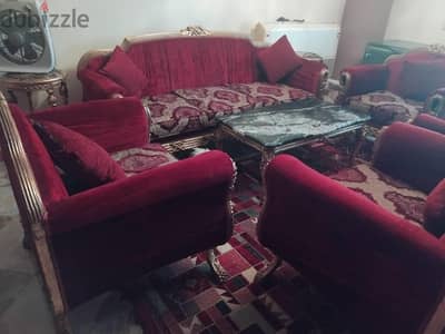 صالون مكون من كنبة كبيرة و٤ كراسي من خشب الزان