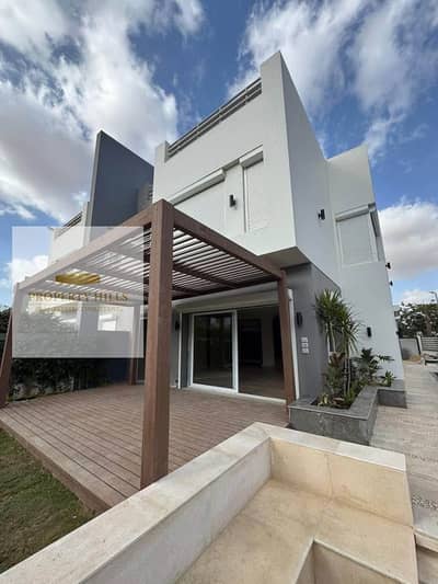 Villa Corner for sale with a large garden in Hyde Park, Fifth Settlement, minutes to the American University, direct access to the southern 90