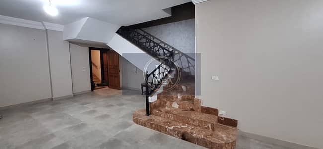 Duplex for rent in Al-Banafseg 10, directly on Ahmed Shawqi Axis, close to all amenities and major thoroughfares.