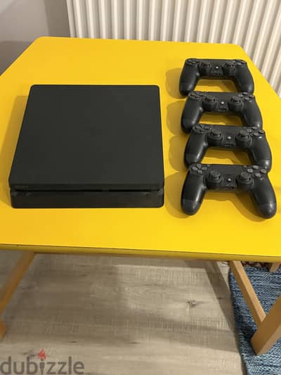 Playstation 4 with 4 controllers