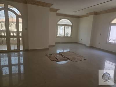 Apartment for rent in the First District, Fifth Settlement, 220 meters, second floor, 3 rooms and 2 bathrooms, super deluxe finishing, second row from