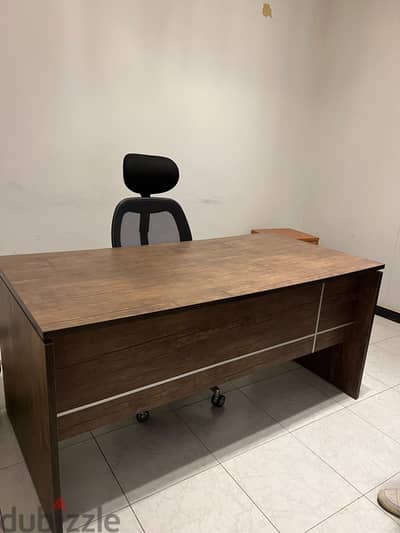مكتب مدير معه وحدة ادراج مع كرسي متحرك vip لم يستعمل