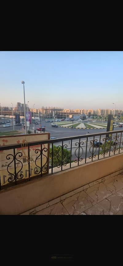 شقه للبيع  180م + واجهة بحرية + فيو مفتوح + Ultra Super Lux + أمام The Gate مباشرة — لوكيشن مميز جدًا للسكن في الشيخ زايد.