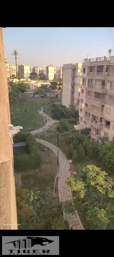 للبيع بمدينتي 103متر على جاردن في مدينتي –دور خامس B6 اعلى تميز بجوار الخدامات 3 غرف نوم + 2 حمام تشطيب شركة استلام فوري  المميزات: فيو مفتوح على جاردن وشارع الخدمات  – غير مجروحة تماماً قريبة جداً من الساوث بارك دور خامس تخصيص خالصة  السعر كاش فقط للتوا