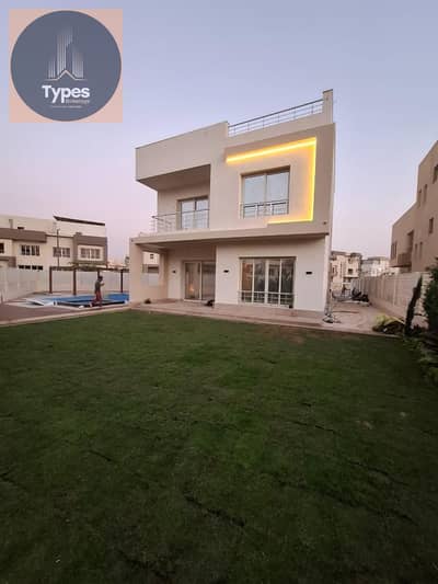 ڨيلا للبيع بكمبوند جراند هايتس مساحه الارض 653 مساحه المباني 345 4 غرف متشطب بالكامل يوجد حمام سباحه و جاكوزي و قاعده غطس زجاجيه البيع شامل 9 تكييفات