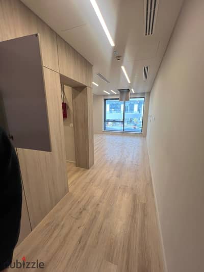 مكتب Fully Finished للايجار في U-Venues امام 5A Waterway باقل سعر في New Cairo ومساحة 52 SQM بحمام Private