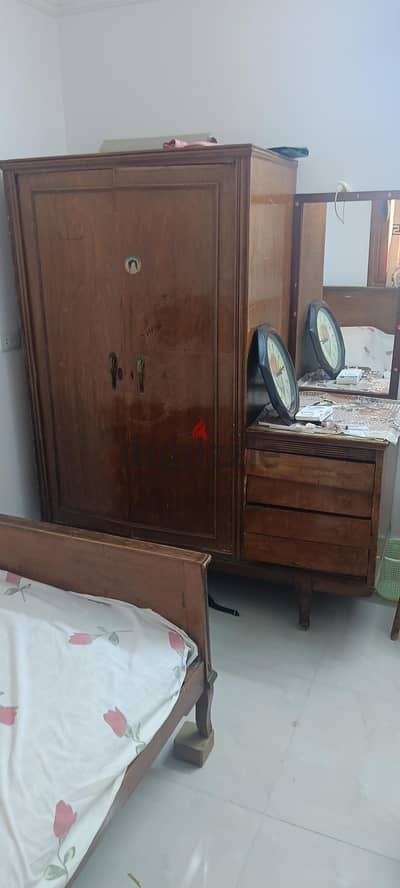 غرفة نوم وانتريه وسفرة ودولاب و2سرير