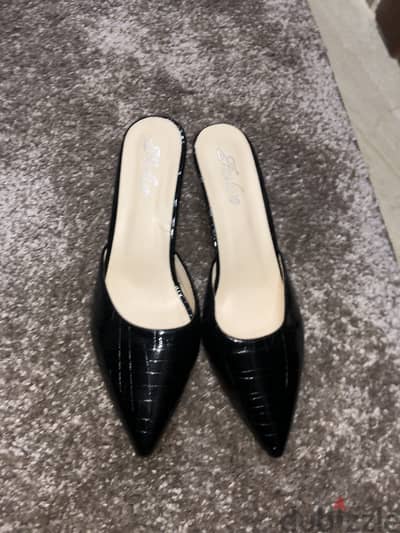Black leather kitten heel size 40 but fits 38-39
