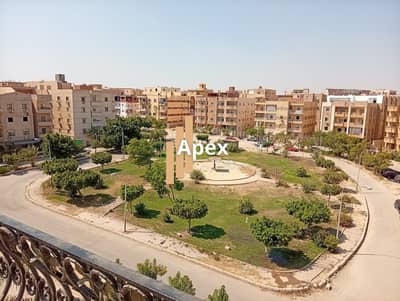 "فرصة زي دي مش بتتكرر تاني. . . شقة جديدة لم يسكنها أحد، مطبخ ومكتبة خشب جديدة هدية من المالك مباشرة، ونص الثمن كاش بس. اتصل دلوقتي قبل ما حد يسبقك ليها