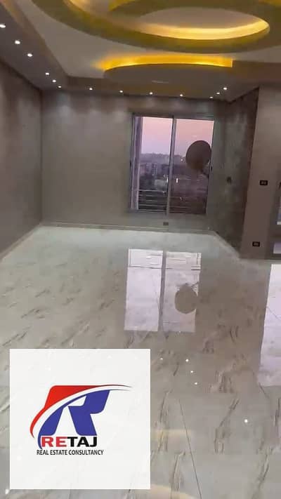 شقة للإيجار بالمطبخ و ٢ تكييف في كمبوند VGK بالم هيلز