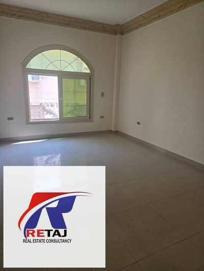 شقة للإيجار سكني بالمطبخ وسخانات لوكيشن مميز في فيلات الحي الأول تطل علي شارع التسعين الجنوبى خطوات من المستشفي الجوي