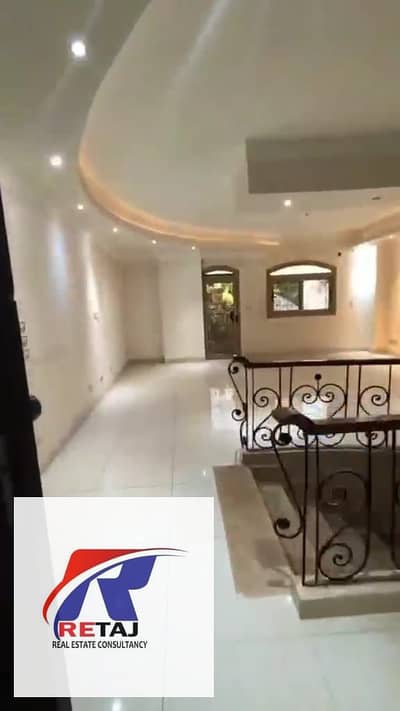 دوبلكس بسعر لقطة للبيع في فيلات النرجس 4 بأسانسير داخلي للدوبلكس بجوار مسجد فاطمة الشربتلى ودقيقة من شارع التسعين علي جاردن كبيرة بمدخل خاص بالتجمع ال
