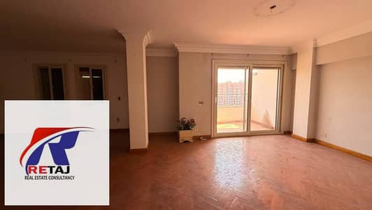 Luxury apartment for sale, 275 sq m, fully furnished with air conditioning and kitchen, in Al Fursan Towers, next to City Stars, Nasr City.