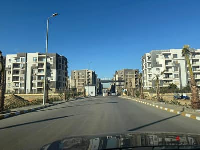 للبيع شقه في كومبوند دار مصر الاندلس القاهره الجديده مباشره علي التسعين الجنوبي وامام كومبوند الهايد بارك ودقايق للجامعه الامريكيه وكومبوند مفيدا