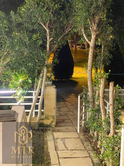 Take advantage of this excellent opportunity to rent a fully furnished, first-occupancy apartment with premium custom finishing, located in one of the