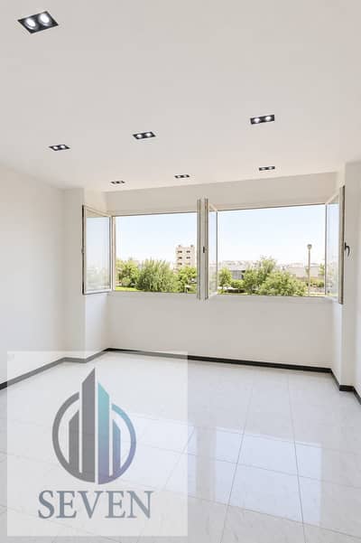 Administrative office for rent, 160 sqm, ultra-modern, licensed for rent, located on the main Al Zahraa Street, prime location in Zahraa Maadi.