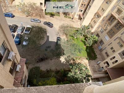 للايجار فى مدينتى _ قانون  المنطقة : b2  المساحه :140 م  التقسيمة : 3نوم + 2حمام  التشطيب : شركة  الدور : السادس بحري   الفيو : جاردن  قريب من الخدمات