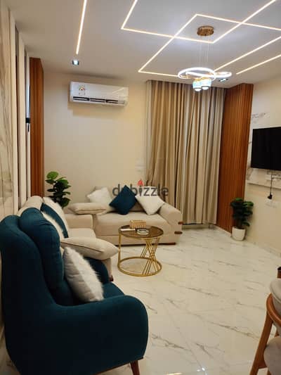  شقة مفروشة أول سكن VIP للإيجار | بأرقى موقع في قلب 6 أكتوبر  ​ عش تجربة السكن الأول بالمفروشات الترا سوبر لوكس! فرصة استثنائية للإيجار في موقع حيو واستراتيجي جداً، شقة كاملة التجهيزات والأجهزة الكهربائية (أول سكن)، جاهزة للانتقال الفوري! ​ الموقع وال