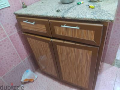 قطعتين مطبخ خشمنيوم (ألوميتال) بحالة ممتازة بالرخام الجرانيت