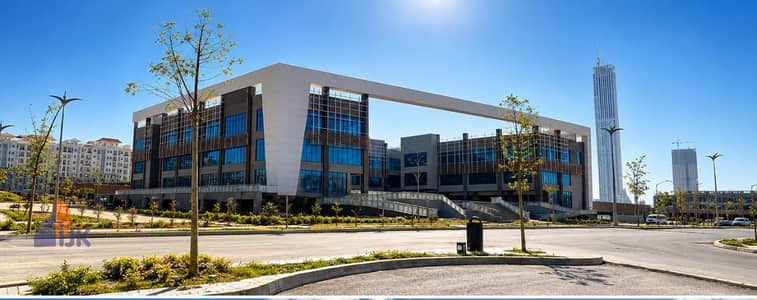 محل تجارى للبيع استلام فورى بجوار الجامعة الكندية ومجمع ملاعب فى منطقة ال R 3 العاصمة الإدارية الجديده New Administrativ
