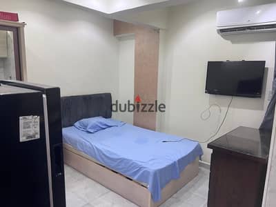  فرصة سكنية ممتازة للسنجل | الحي الأول بالقرب من ميدان الحصري!  ​ استوديو راقي للإيجار بأفضل موقع في مدينة 6 أكتوبر  ​ الموقع: الحي الأول - المجاورة الأولى (لوكيشن ممتاز جداً، خطوات من ميدان الحصري وكافة الخدمات والمواصلات).  ​ الدور: الثالث (يوجد أس