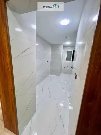For sale in Madinaty - Cash. Area: 143m². Zone: B6. Layout: 3 bedrooms (including master) + 2 bathrooms. Finishing: Ultra Super Lux. View: Garden. Pri