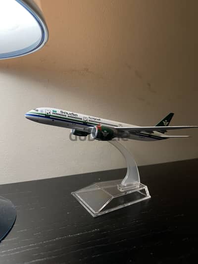 Saudia airline 787 Dreamliner plane model size 16cm