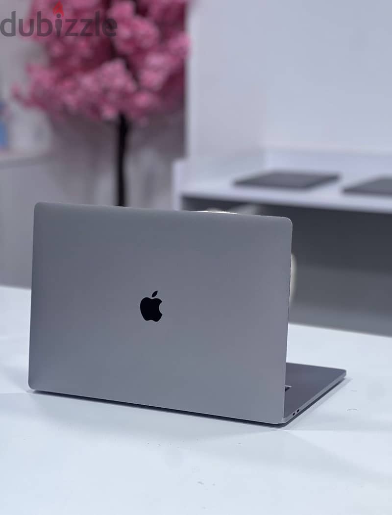 Macbook Pro 2019 16-inch i9 GPU 8G 1
