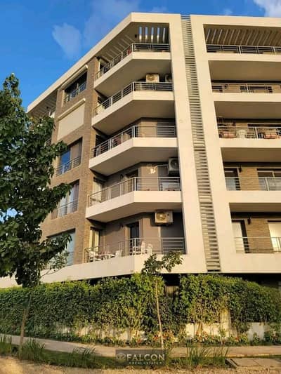 استلام قريب , ع طريق السويس اخر فرصه فـ تاج سيتي Taj City New Cairo شقه 114 متر خصم نص السعر . .