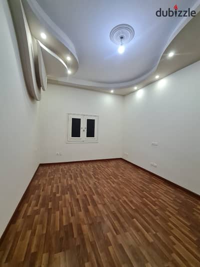 Available empty apartment for rent on the Nile in Al-Munīl
