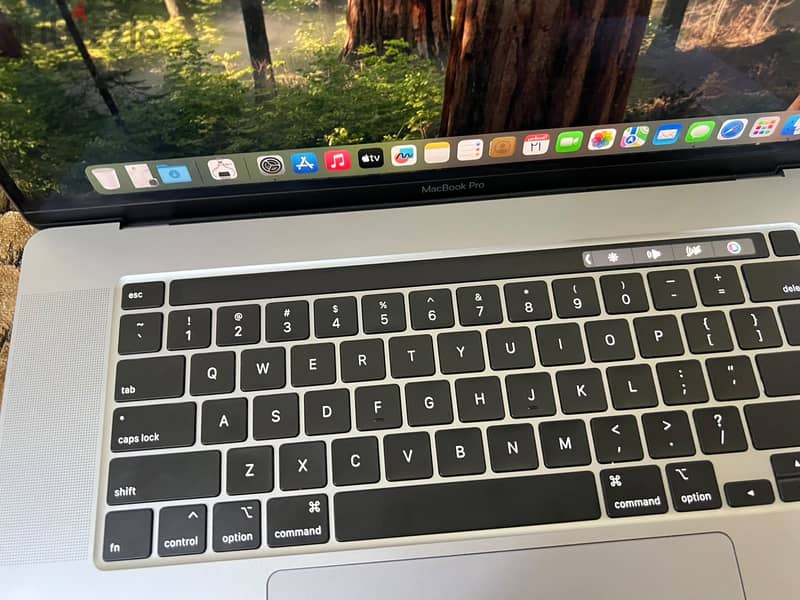 Macbook pro 2019 16 inch touchbar like new 1