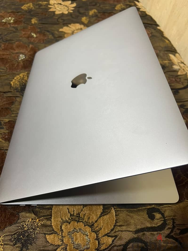 Macbook pro 2019 16 inch touchbar like new 7
