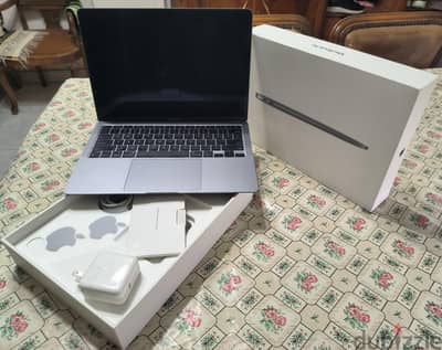 MacBook air M1 Ar/En like new WITH ALL CONTENT