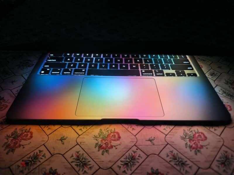 MacBook air M1 Ar/En like new WITH ALL CONTENT 1