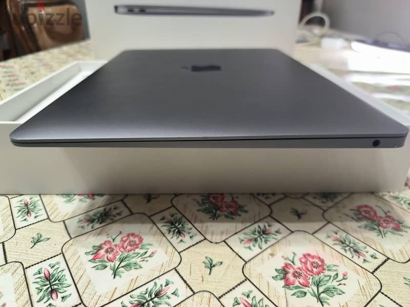 MacBook air M1 Ar/En like new WITH ALL CONTENT 2