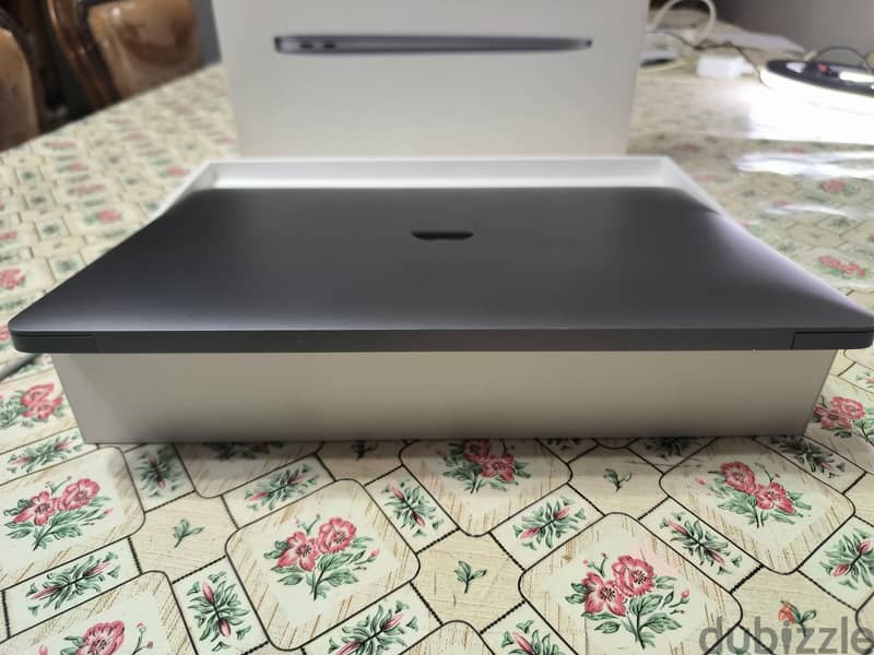 MacBook air M1 Ar/En like new WITH ALL CONTENT 3