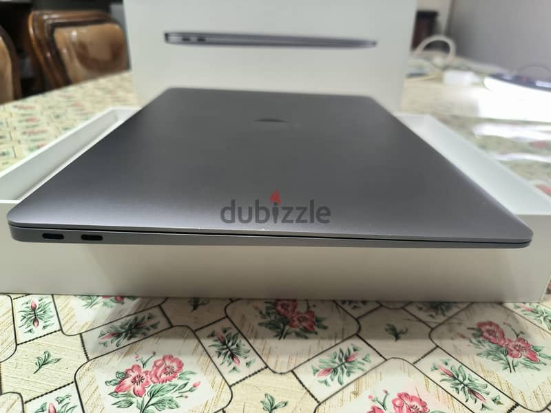 MacBook air M1 Ar/En like new WITH ALL CONTENT 4